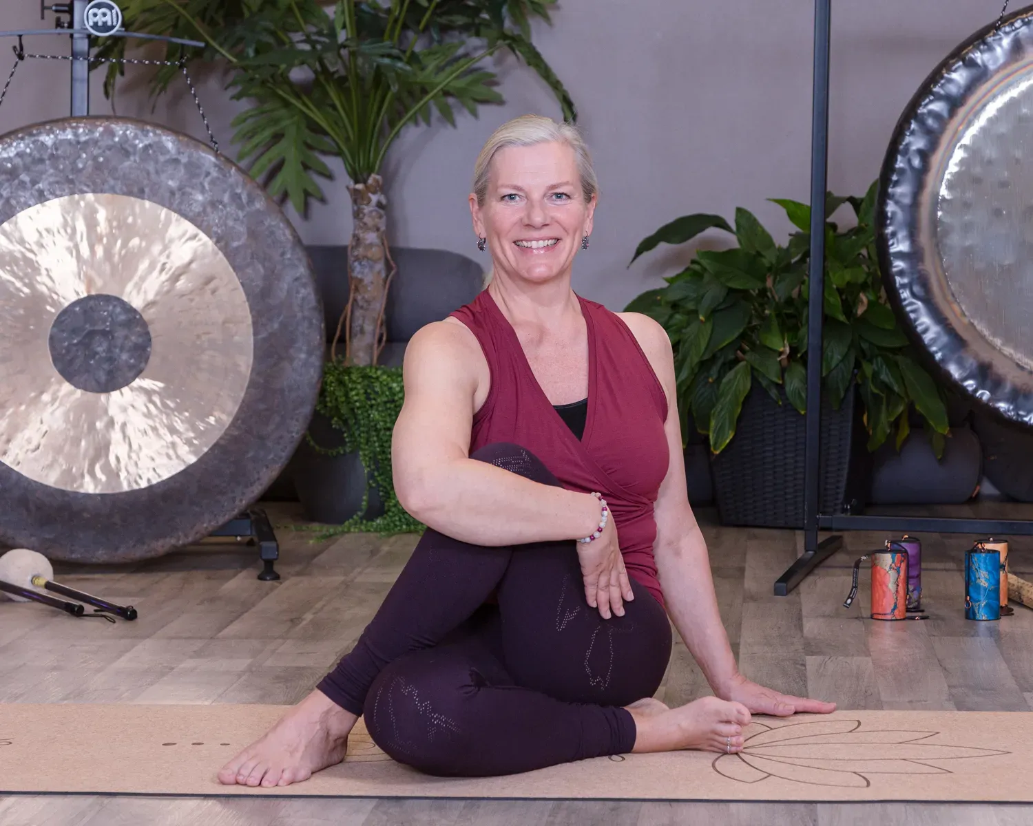 Sittende kvinne i yoga-positur